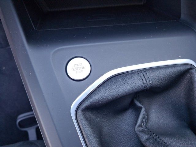 Fahrzeugabbildung Volkswagen Golf VIII TSI LED Navi AID ACC RFK SH LM