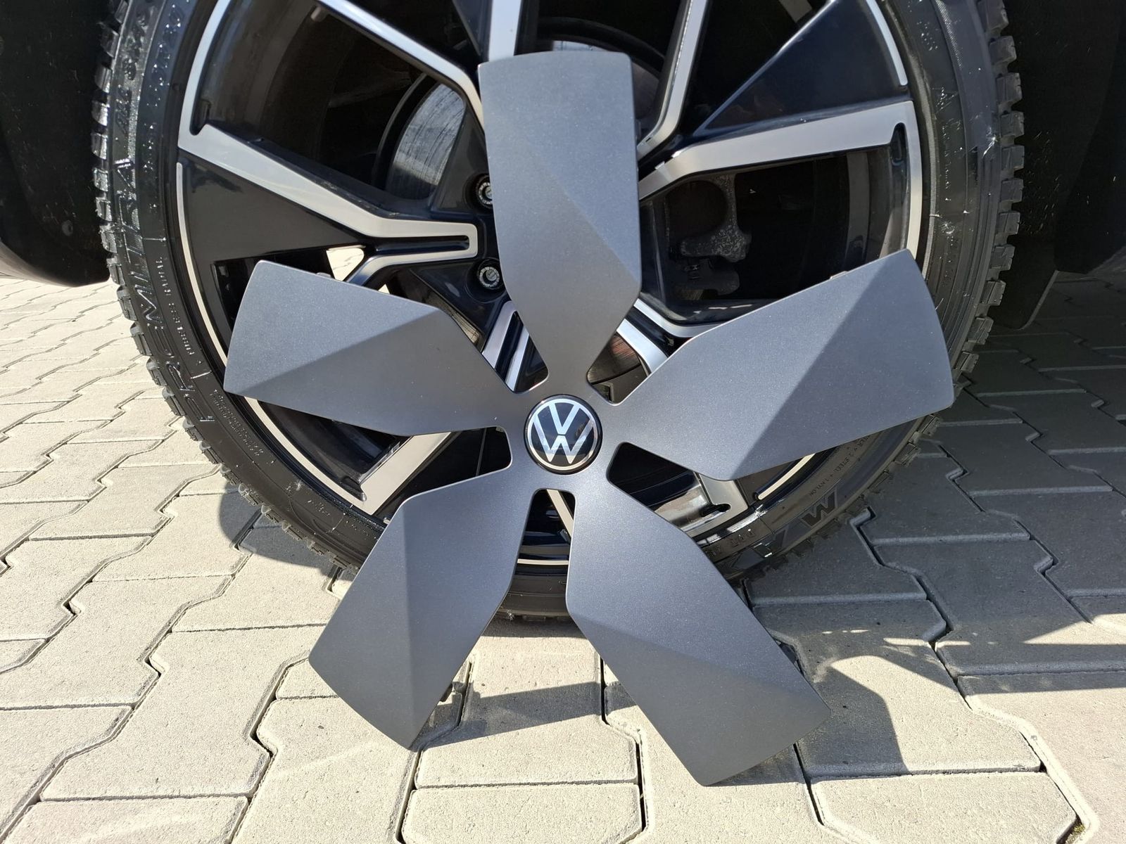 Fahrzeugabbildung Volkswagen Tiguan 2.0 TDI R-Line 4M Pano*Black*Matrix*AHK