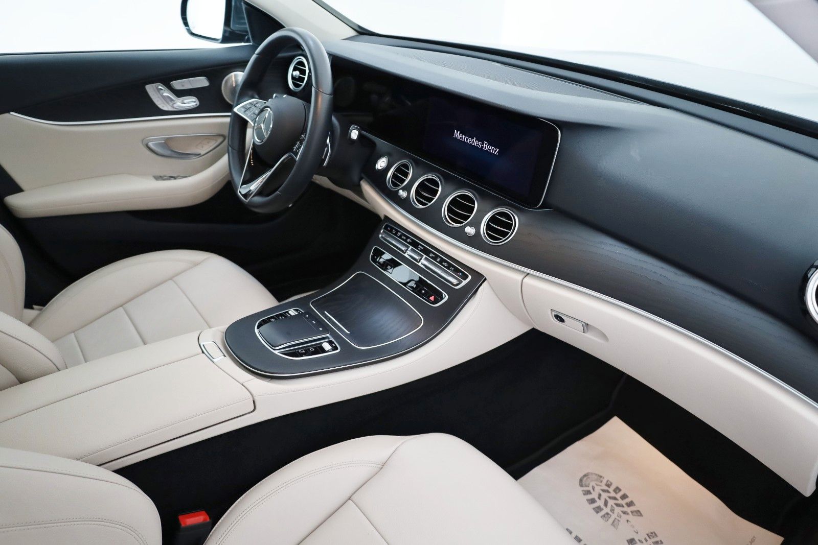 Fahrzeugabbildung Mercedes-Benz E 300de 4M T Avantgarde Leder,Navi,LED,PanoDach