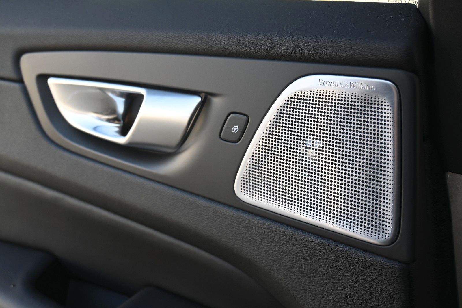Fahrzeugabbildung Volvo XC60 Ultimate Dark AWD*MASS*LUFT*B&W*NAV*HUD*ACC