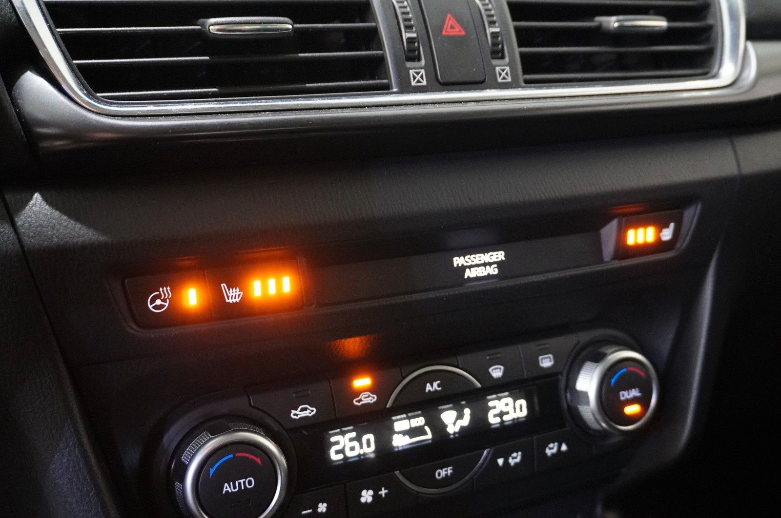 Fahrzeugabbildung Mazda 3 Lim. 2.0 OPTIMUM NAVI/LED/KAMERA/TEMP./HUD/AHK
