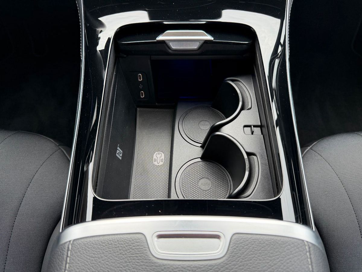 Fahrzeugabbildung Mercedes-Benz EQE 300 Avantgarde+AHK+RFK+Ambiente+HaLenkung