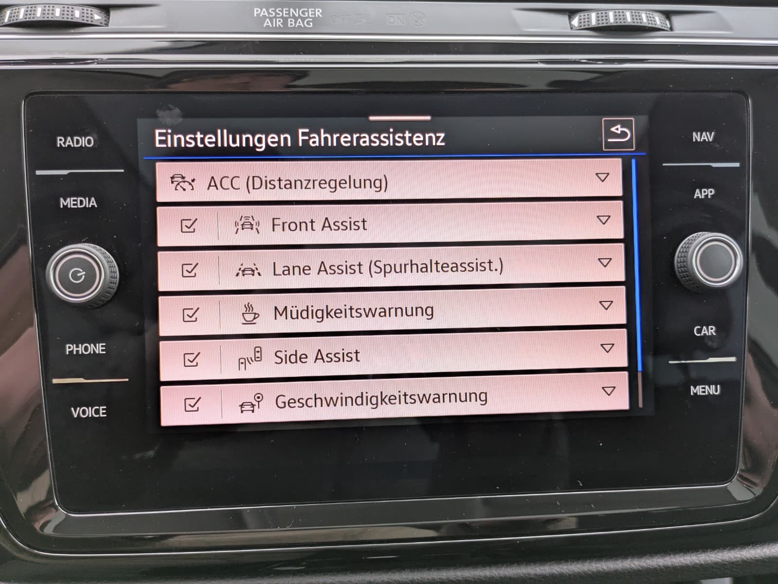 Fahrzeugabbildung Volkswagen Touran 2.0 DSG R-Line High BLACK Pano 7Si IQ AHK
