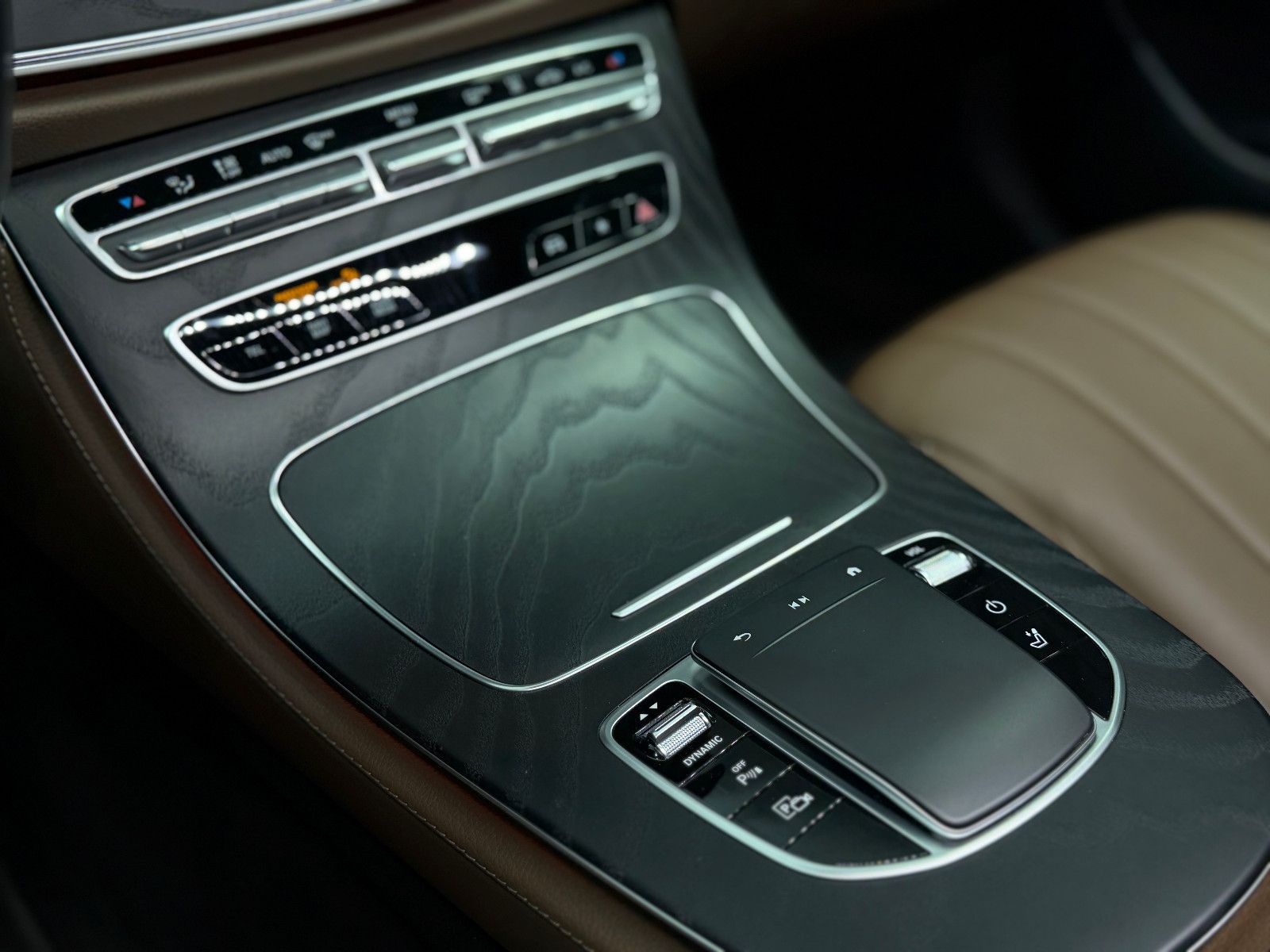 Fahrzeugabbildung Mercedes-Benz E 300 de T-Modell |BURMESTER|MULTIBEAM-LED