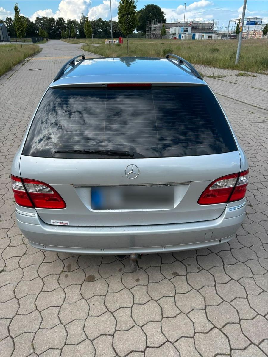 Mercedes-Benz E220 2005 — photo 10