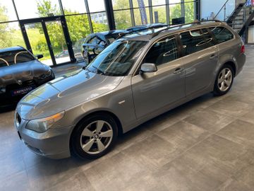 BMW 530 Touring 530d xDrive *HUD*NAVI*LEDER*PANO*SZH