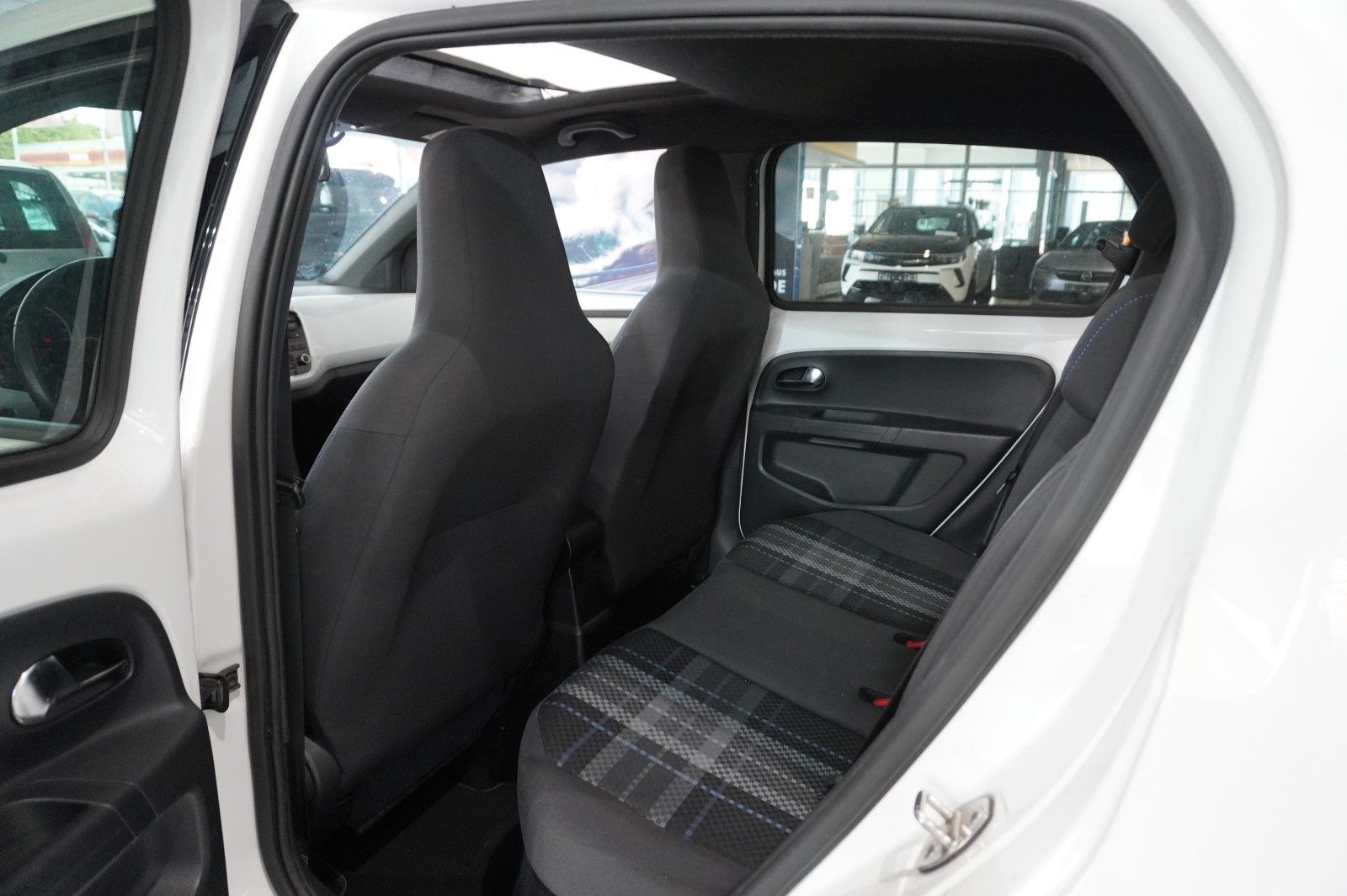 Fahrzeugabbildung Volkswagen up! 1.0 CLUB 5-TÜR NAVI/SPORT/PANO./SHZ/PDC/TEMP