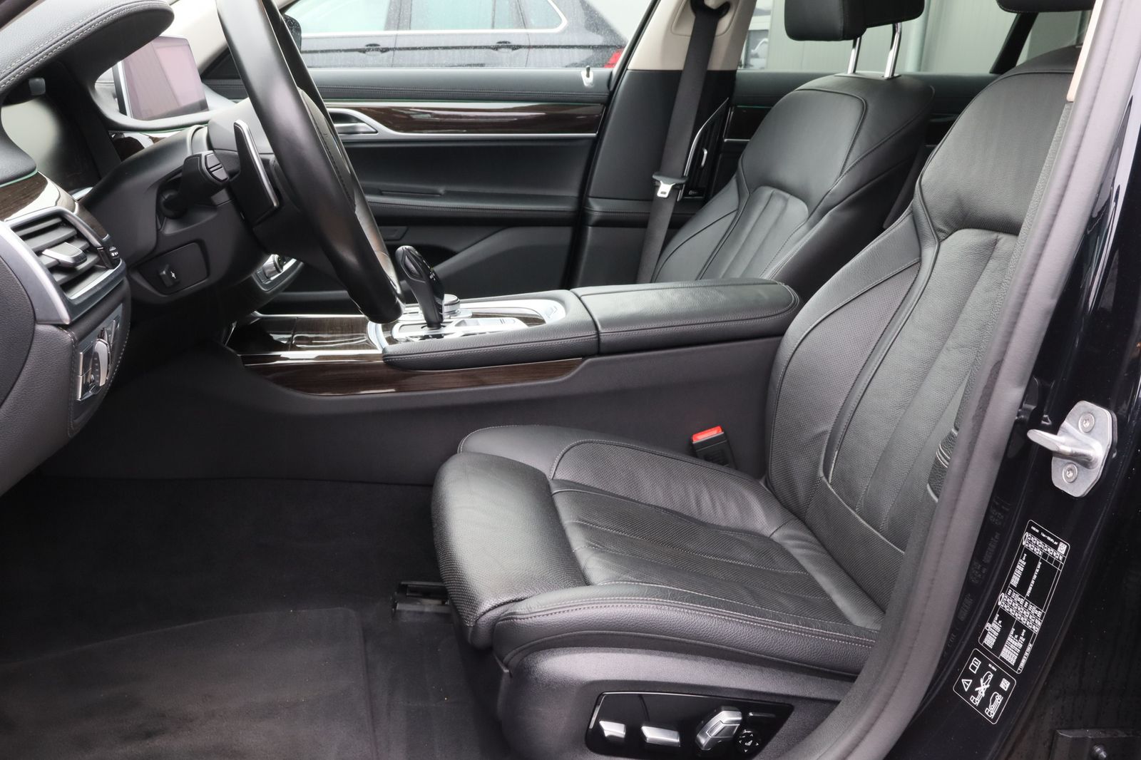 Fahrzeugabbildung BMW 730d xDrive M-Sport NAV+LASER+GLASDACH+HEAD-UP