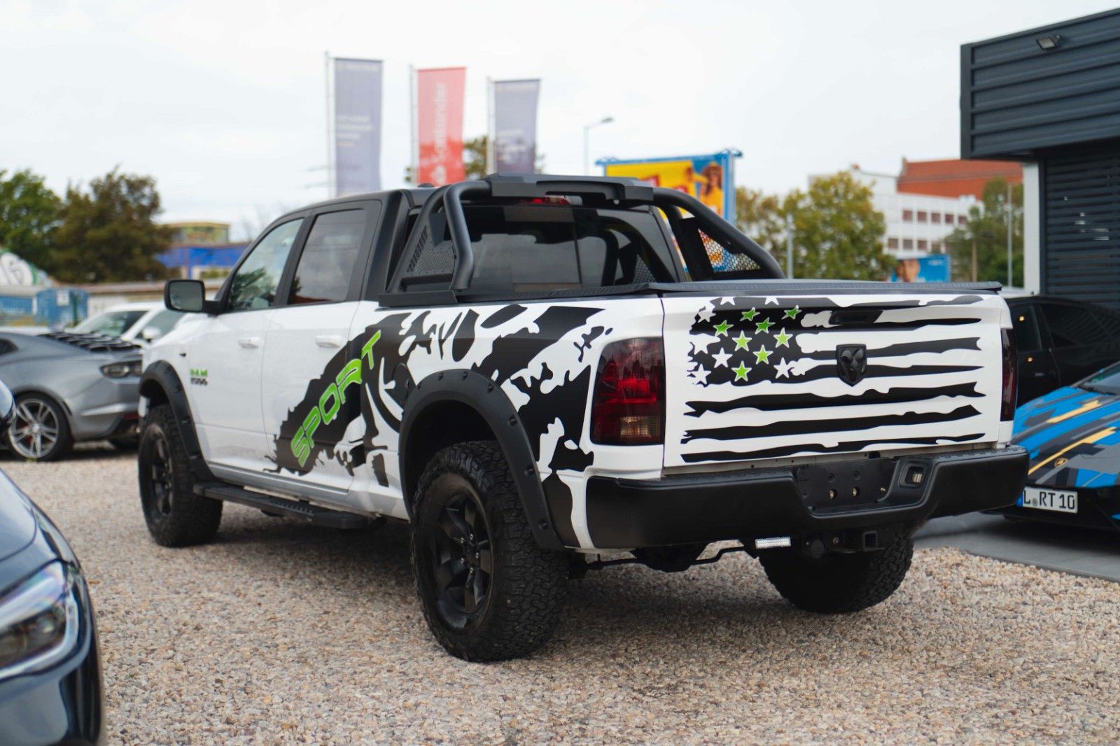 Fahrzeugabbildung Dodge RAM 5.7 V8 HEMI 4x4 OFFROAD Night-Paket LONGBED