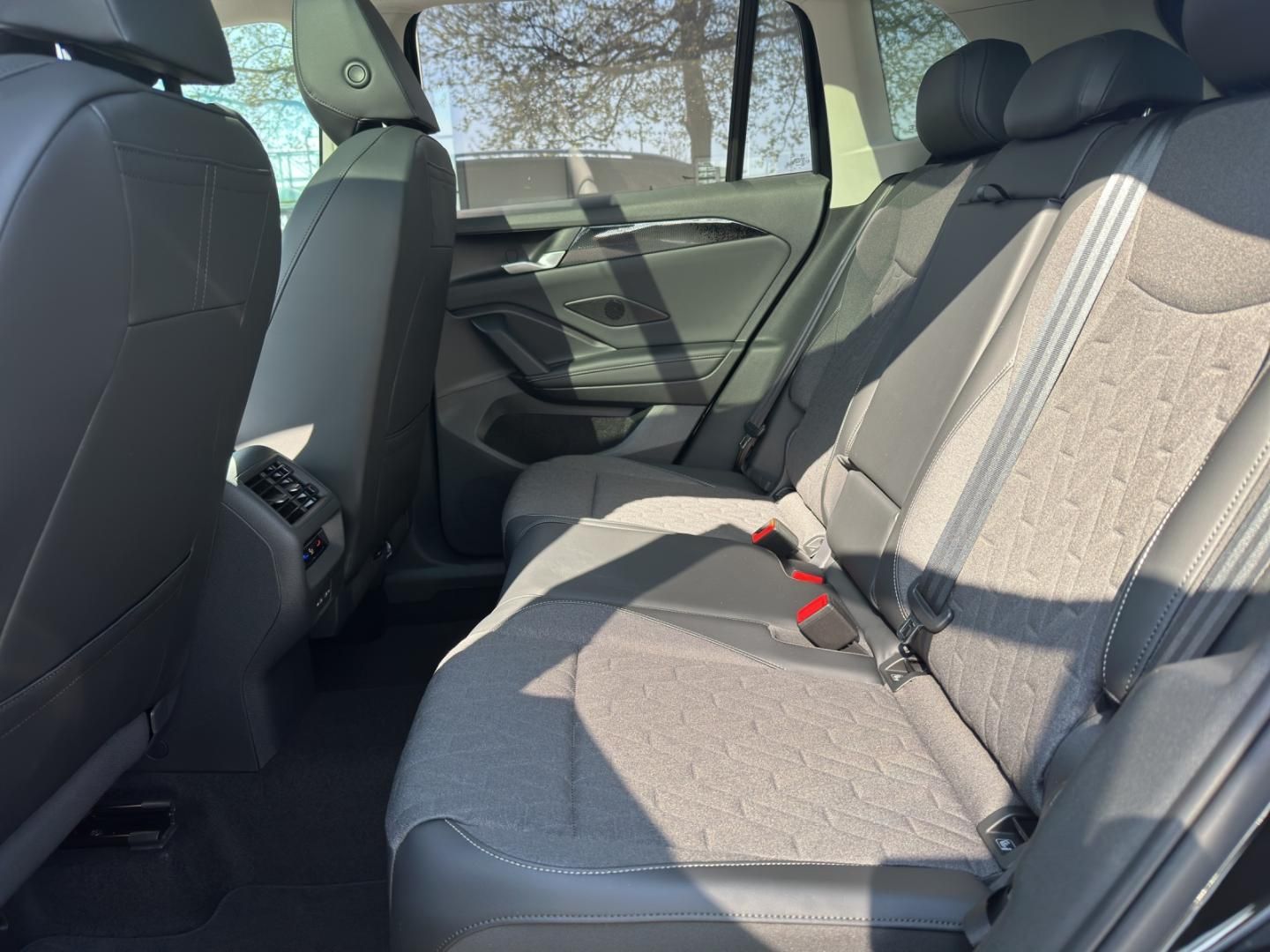 Fahrzeugabbildung Volkswagen Tiguan Life ,DSG,AHK,Pano,LED-Plus,Navi,17"LM,uv