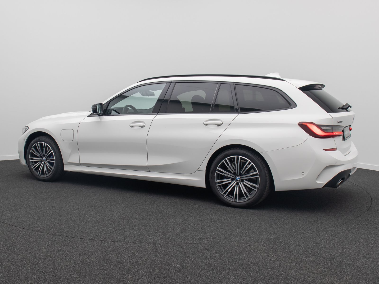 Fahrzeugabbildung BMW 330e xD M Sport DAB Laser AHK HUD Kamera Alarm