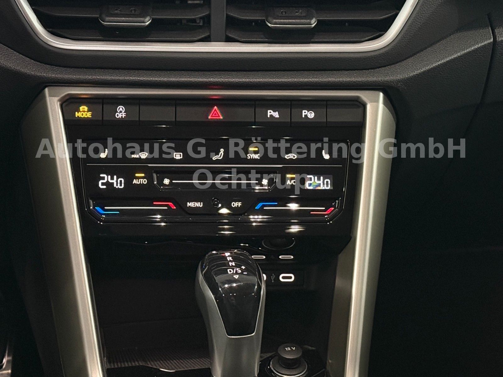 Fahrzeugabbildung Volkswagen T-Roc Move 1.5 TSI DSG LED+NAV+PDC+APP+SHZ+KAM