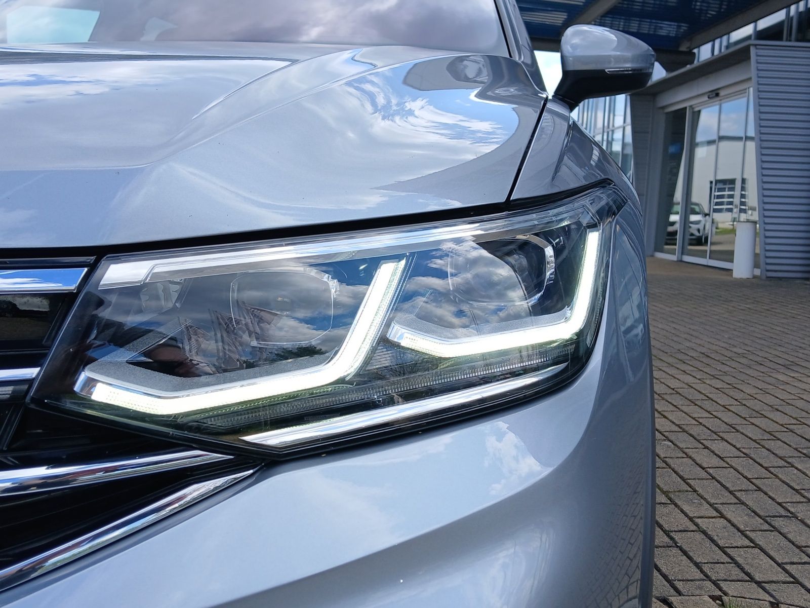 Fahrzeugabbildung Volkswagen Tiguan Allspace TSI R-Line DSG 4M IQ.Light Navi