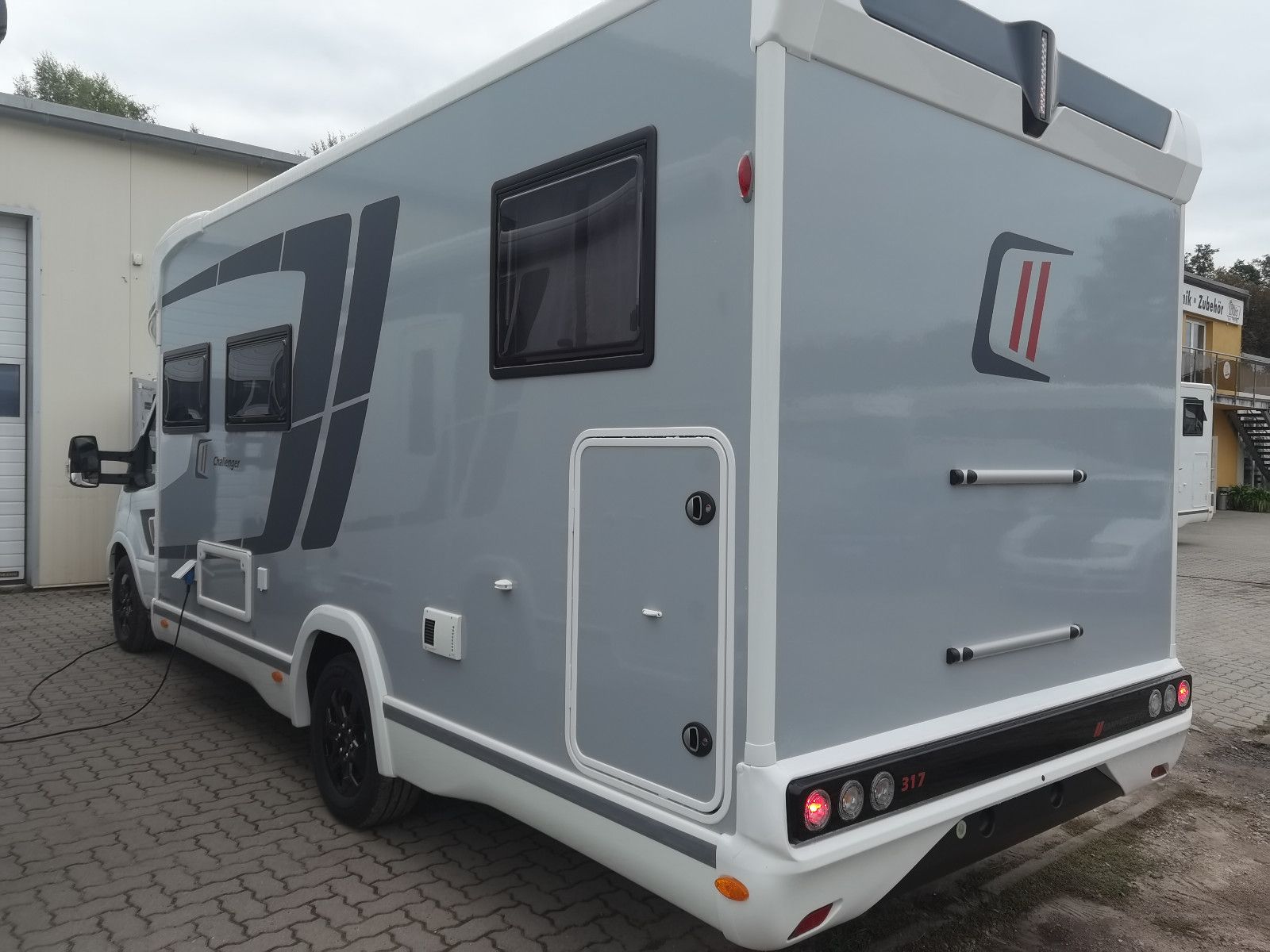 Fahrzeugabbildung Challenger 317 Graphite Edition m. Hubbett