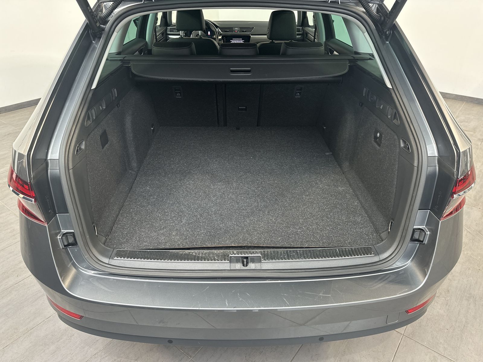 Fahrzeugabbildung SKODA Superb Combi 1.4 TSI iV Style DSG NAV+LED+ACC+VC