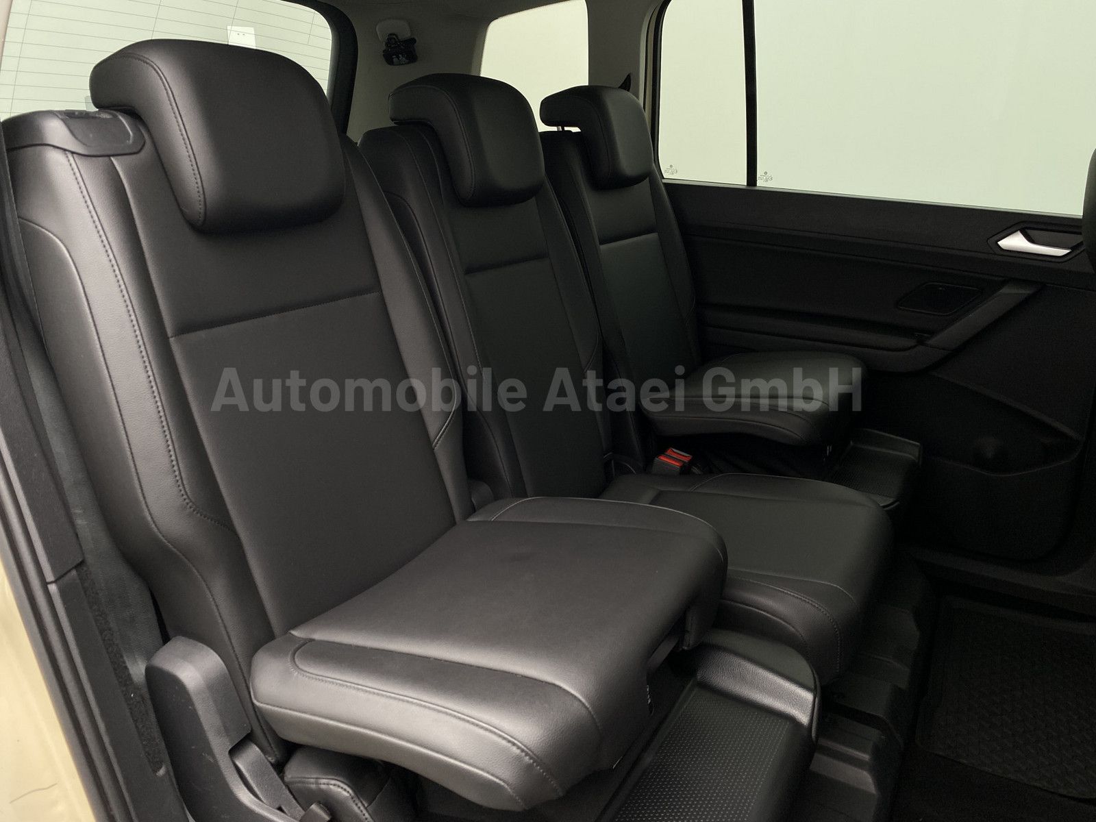Fahrzeugabbildung Volkswagen Touran DSG *Taxi* 7-SITZE+NAVI+LEDER (9277)