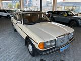 Mercedes-Benz 200 E W123 Limousine mit Schiebedach - Mercedes-Benz W123
