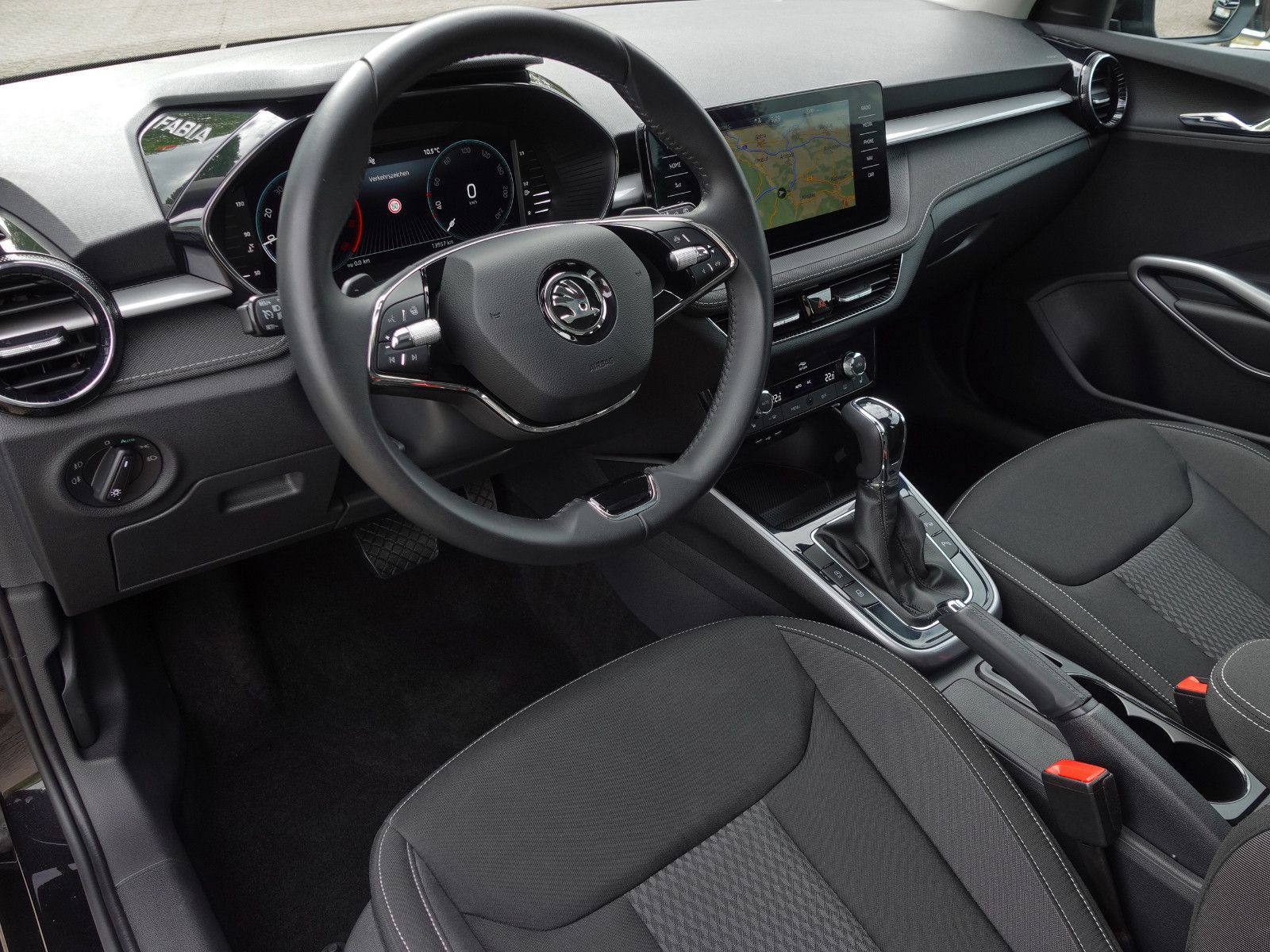 Fahrzeugabbildung SKODA Fabia 1.0 TSI DSG STYLE Pano Navi AHK SmartLink+
