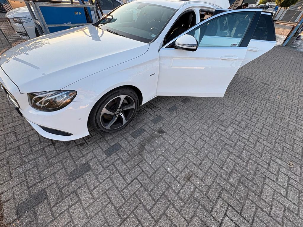 Image of Mercedes-Benz E 200