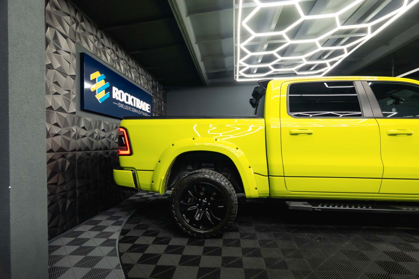 Fahrzeugabbildung Dodge RAM 5.7 V8 4x4 OFFROAD ACID YELLOW Edition LED