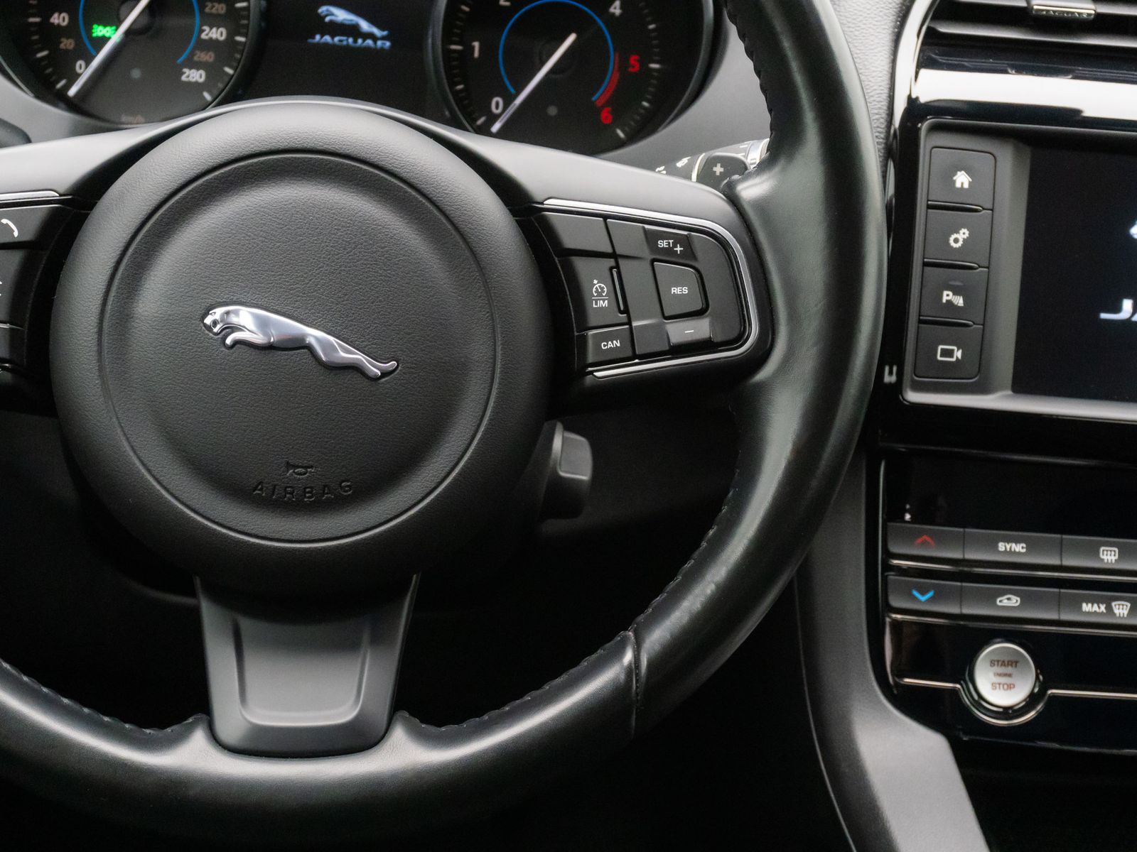 Fahrzeugabbildung Jaguar F-PACE Pure AWD Xenon Memory Kamera Tempomat 20"