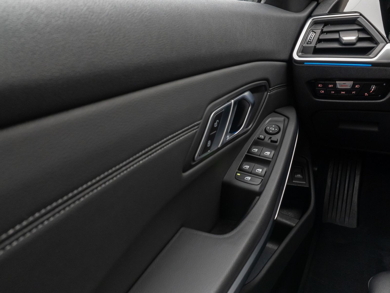 Fahrzeugabbildung BMW 330e xD Sport Line Kamera DAB Stop&Go Alarm LED