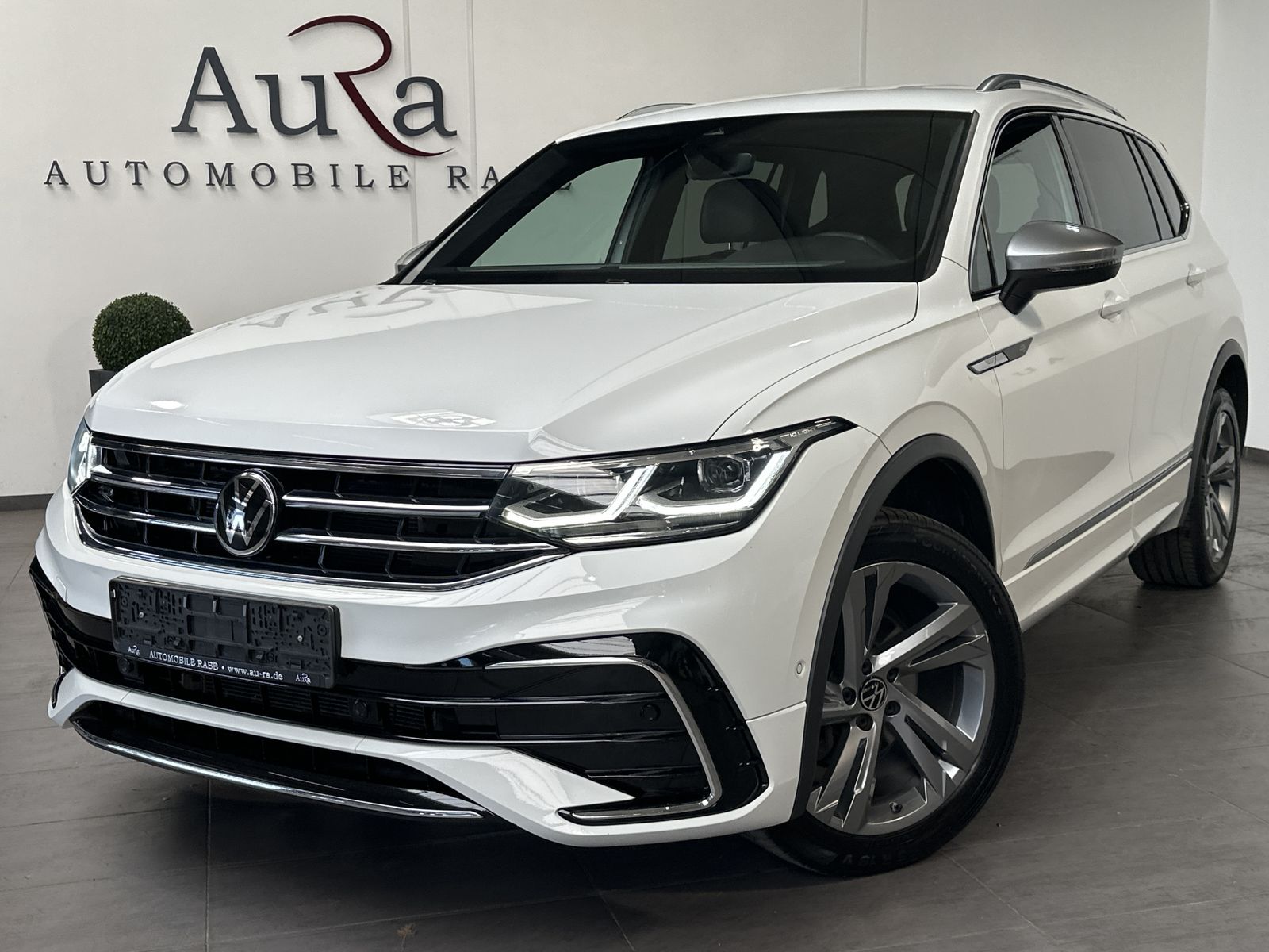 Fahrzeugabbildung Volkswagen Tiguan Allspace 2.0 TDI 4M R-Line NAV+LED+AHK+VC