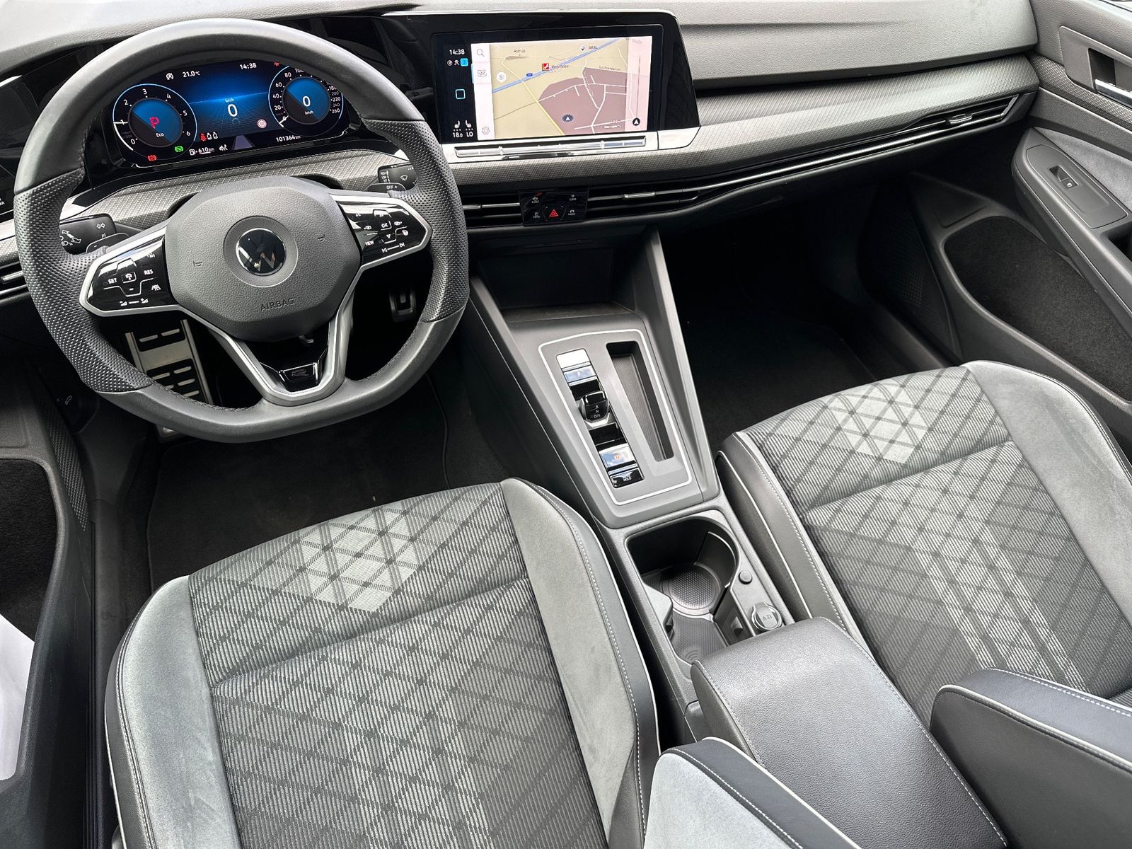 Fahrzeugabbildung Volkswagen Golf Variant 2.0 TDI DSG R-Line NAV+LED+AHK