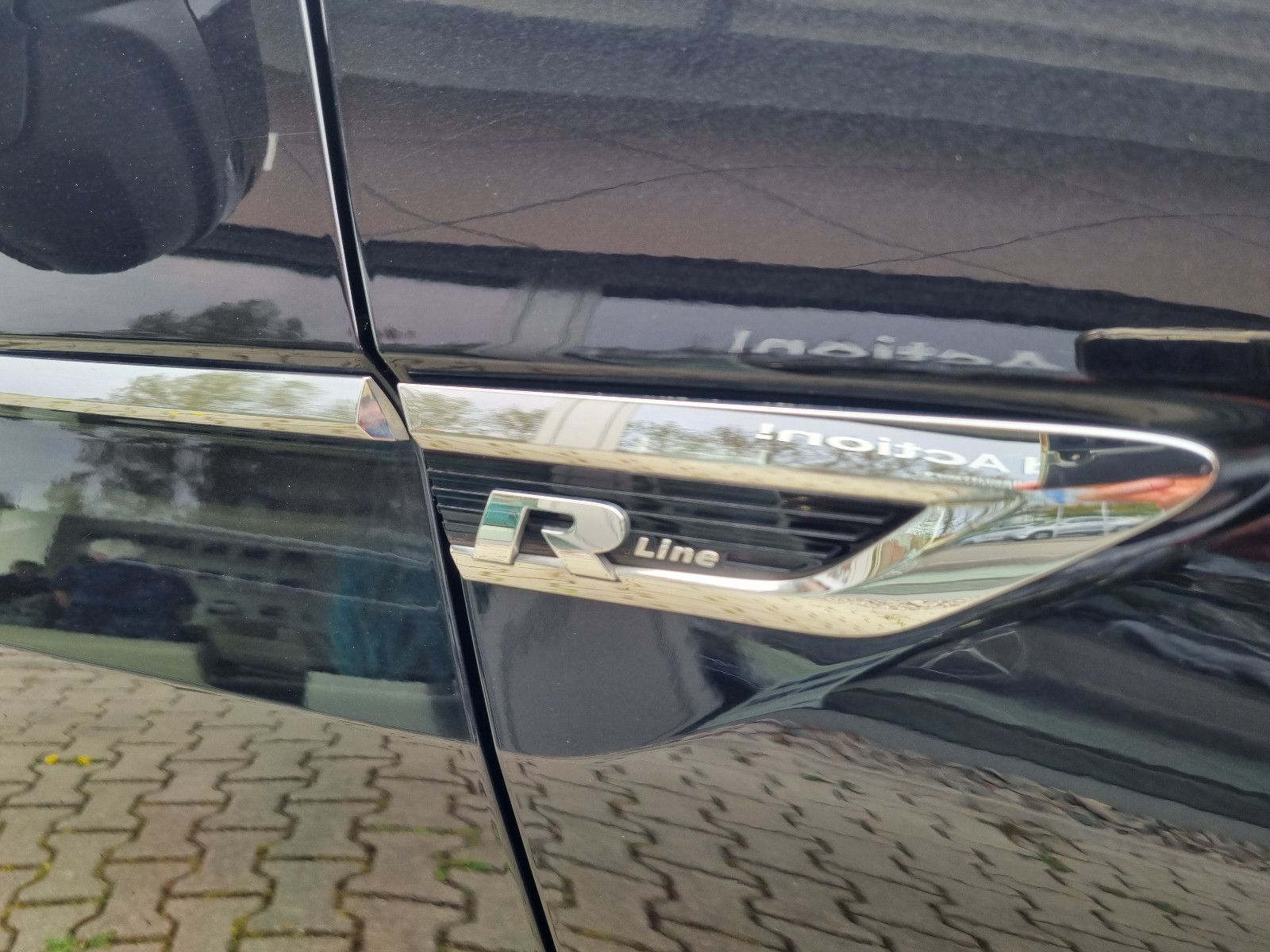 Fahrzeugabbildung Volkswagen Tiguan Comfortl. R Line 2.0 TDI DSG NAVI LED