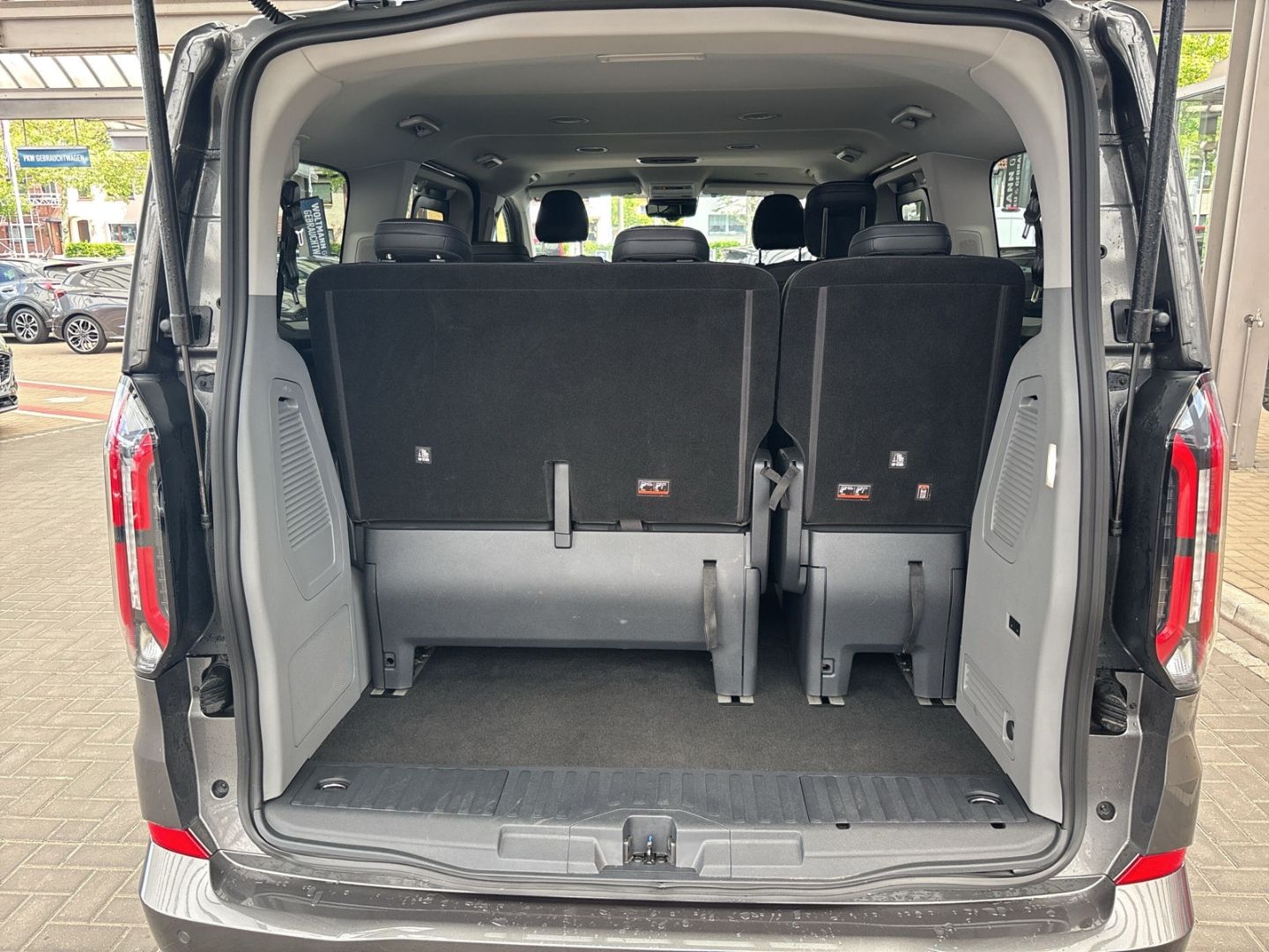 Fahrzeugabbildung Ford Tourneo Custom Bus 320 L1 Titanium X AWD AT Lede
