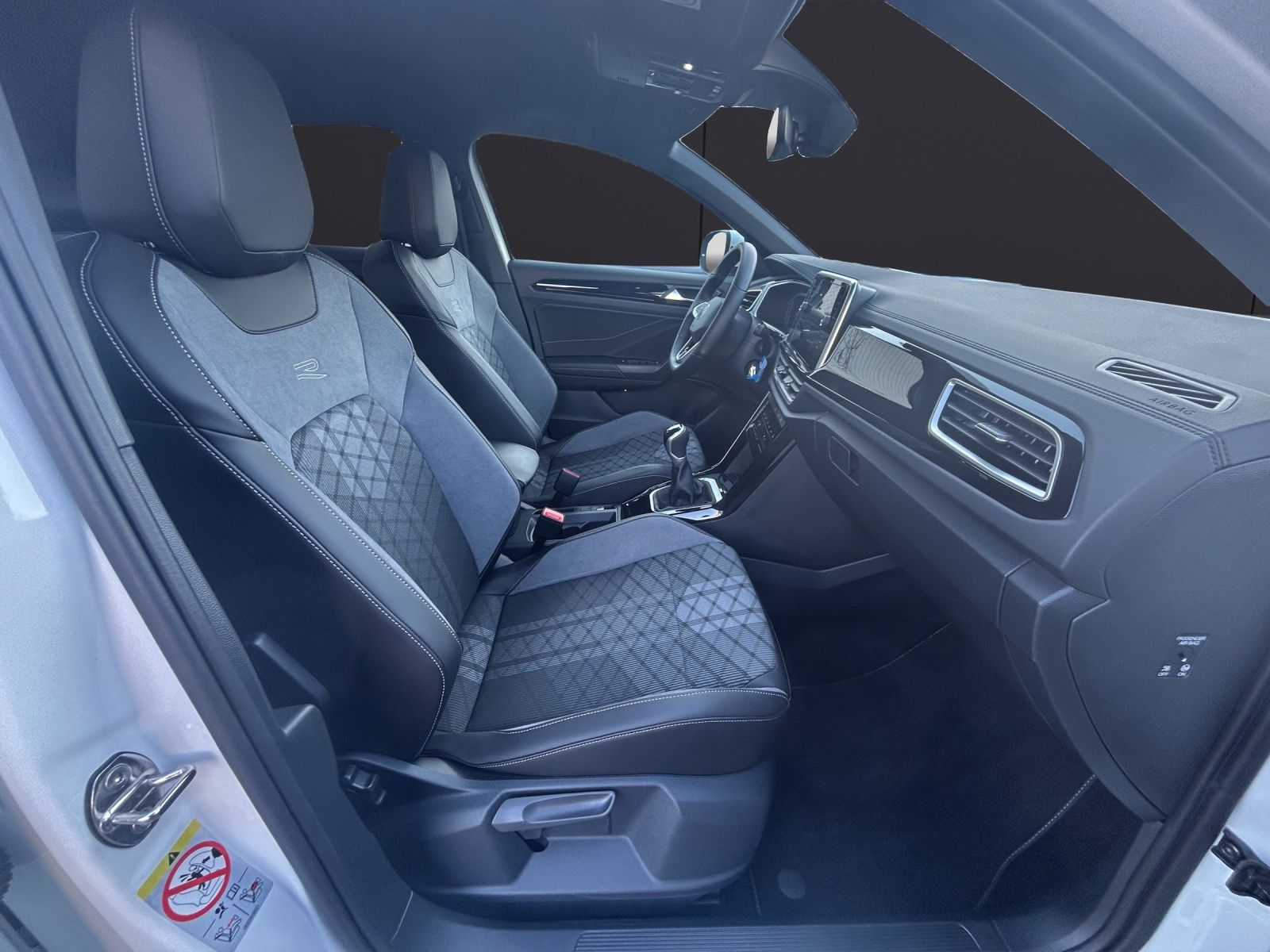 Fahrzeugabbildung Volkswagen T-Roc R-Line TSI IQ.Light ACC SH RearView AppCon