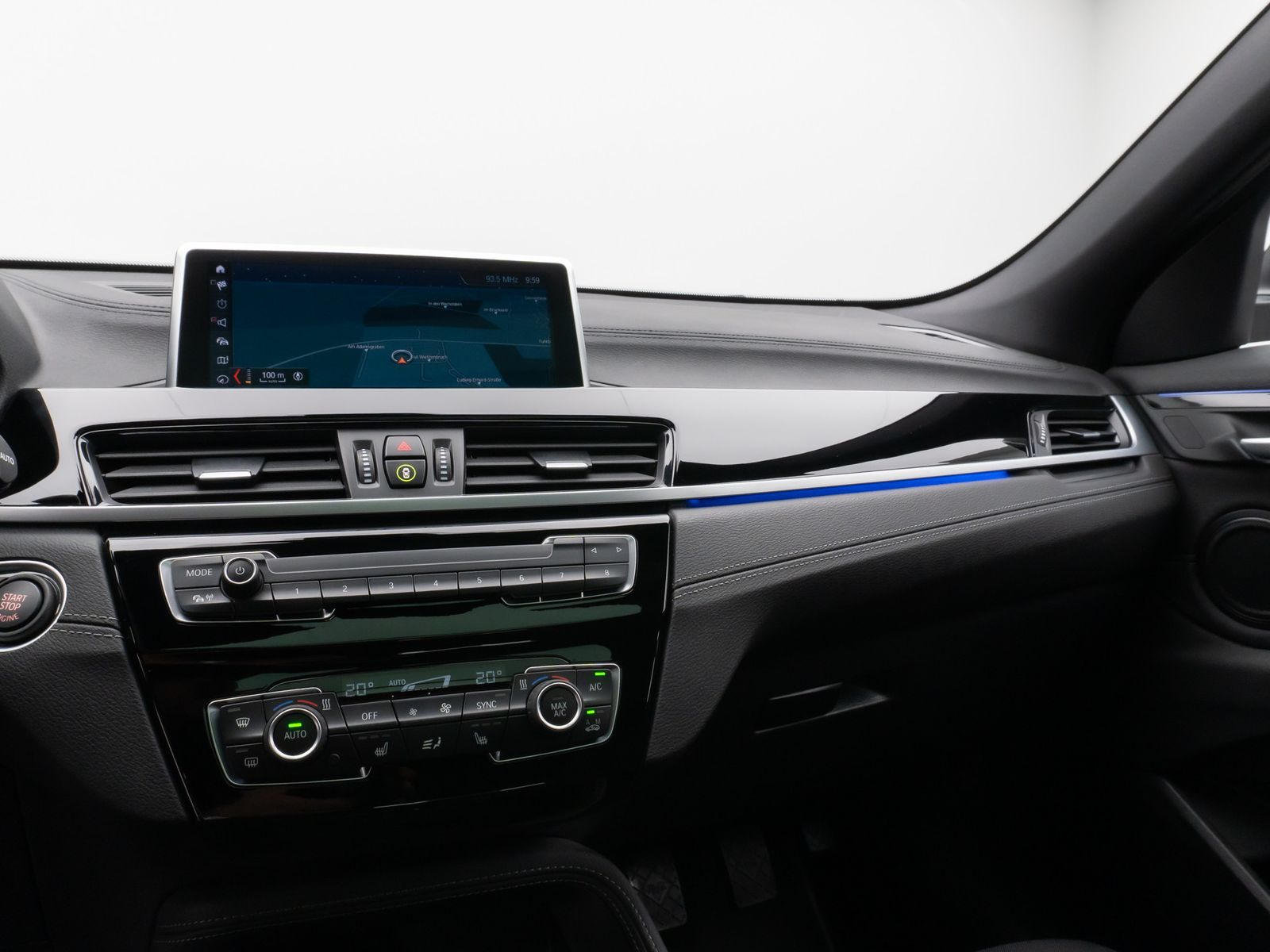 Fahrzeugabbildung BMW X2 sD18i Panorama Kamera DAB HiFi Komfort MSport