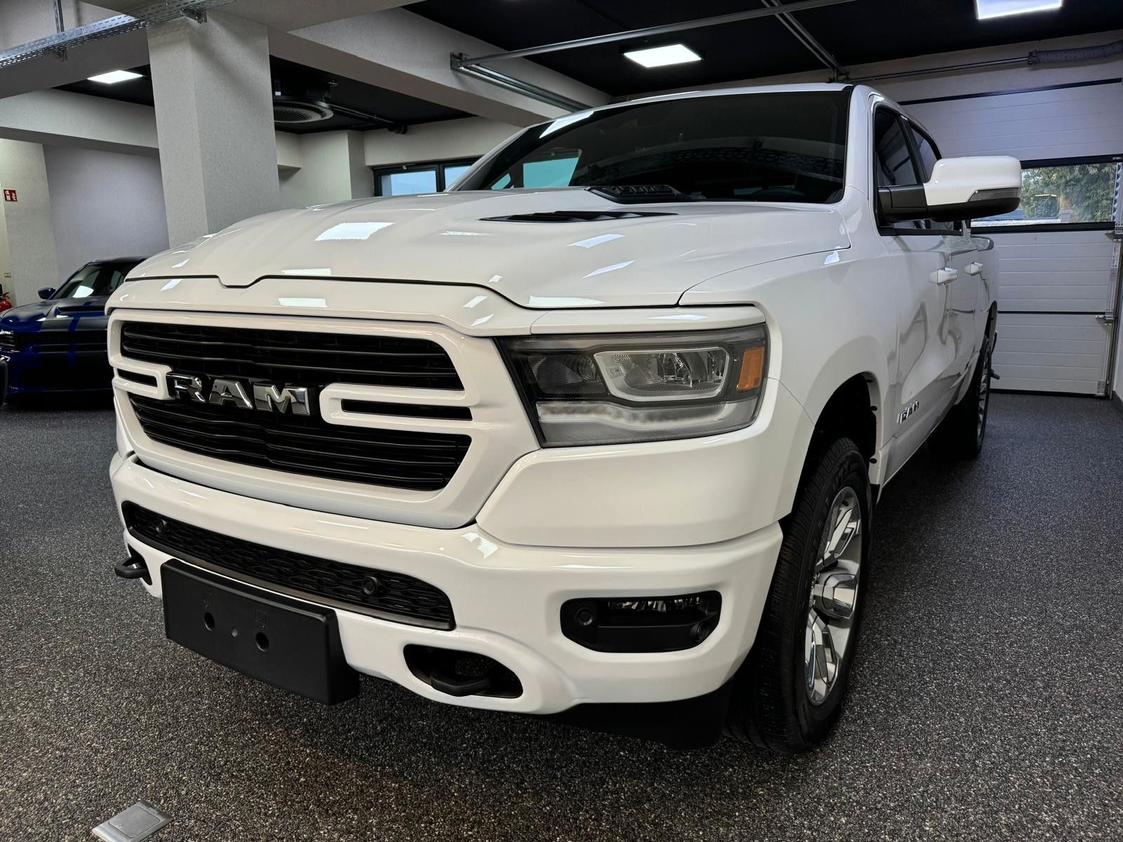 Fahrzeugabbildung Dodge LARAMIE CREW CAB SPORT  12" LUFTFEDER  HEMI 4x4