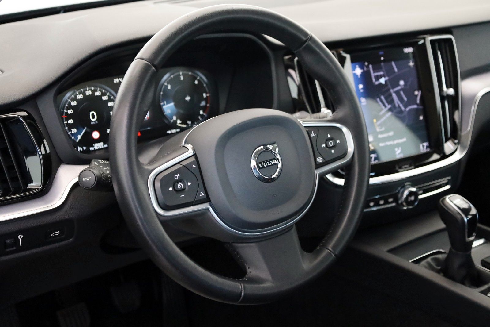 Fahrzeugabbildung Volvo V60 Kombi Momentum Pro TLeder,Navi,LED,PDC,Apple