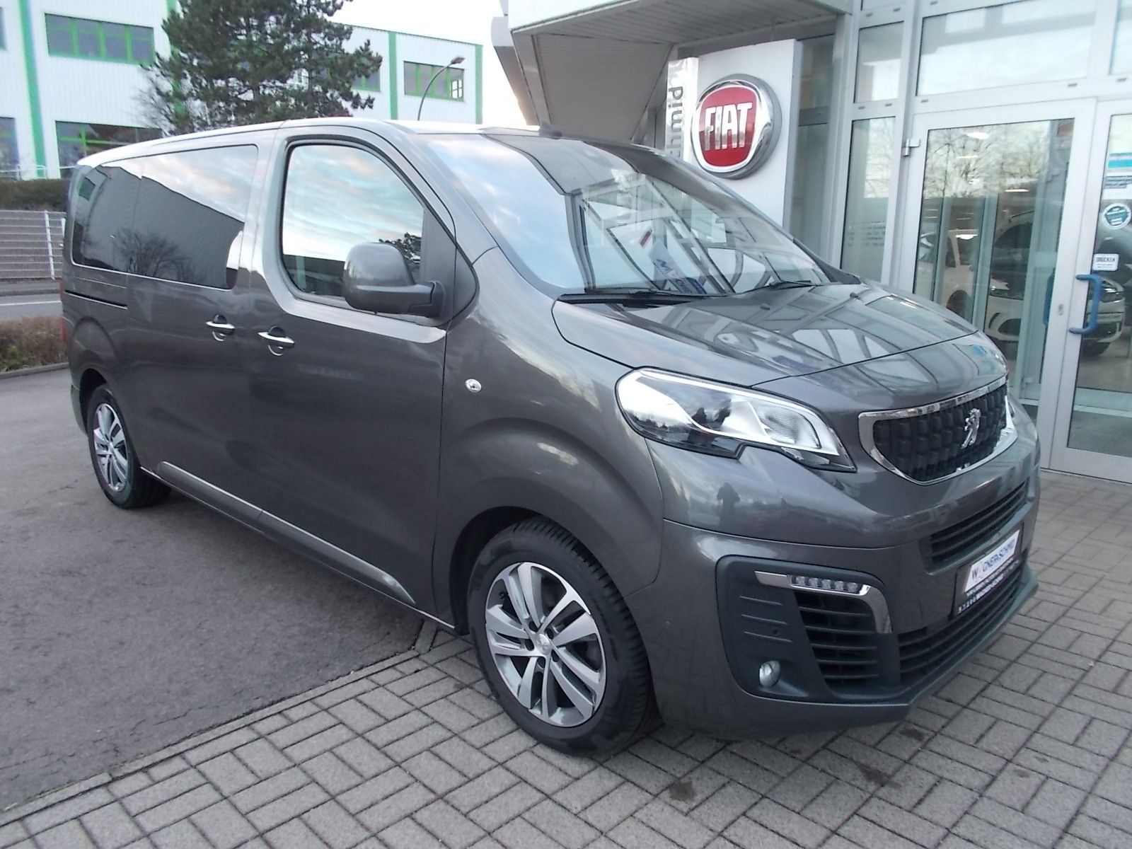 Fahrzeugabbildung Peugeot Traveller 2.0 BlueHDi 145 L2 Allure LEDER + PANO