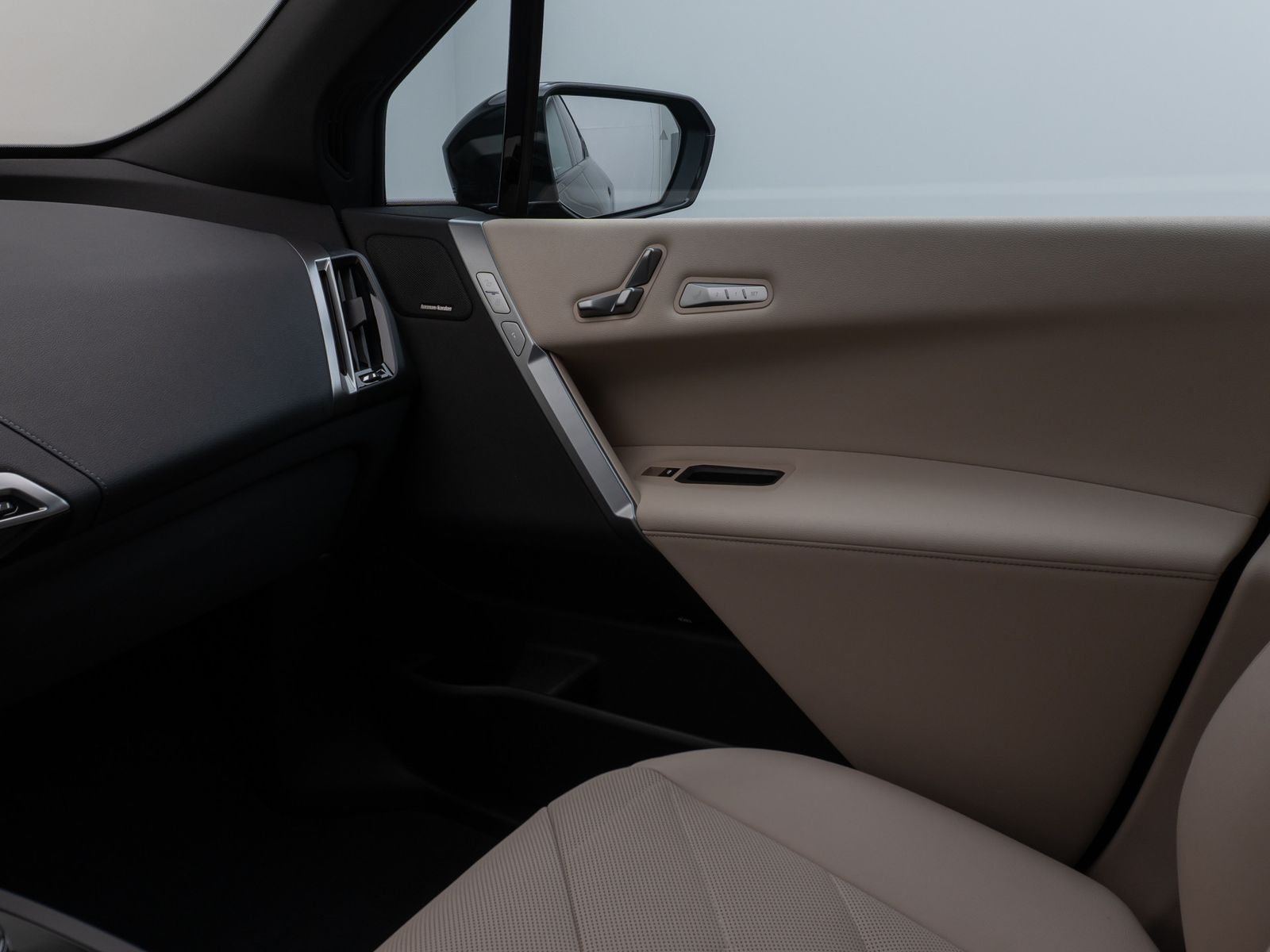 Fahrzeugabbildung BMW iX xD40 Laser 360°DAB H/K SoftCl ACC AHK Sport