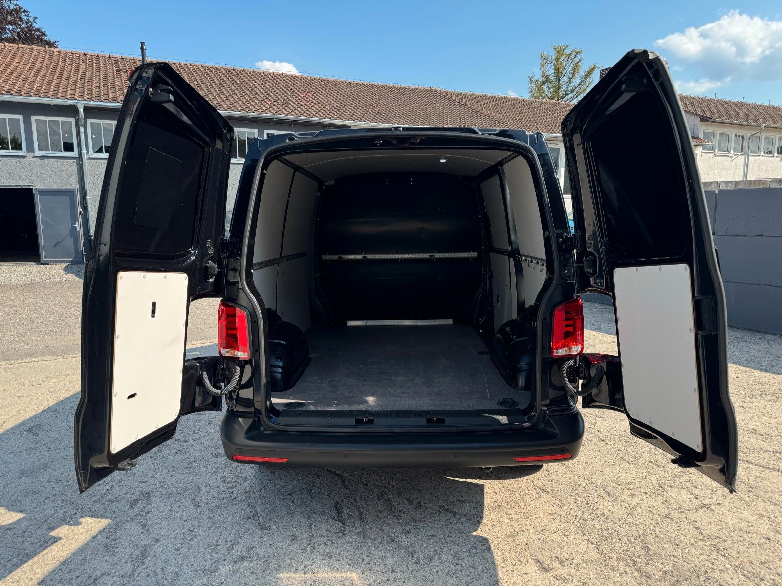 Fahrzeugabbildung Volkswagen T6.1 Transporter Kurz 2.0 TDI DSG CarPlay Navi