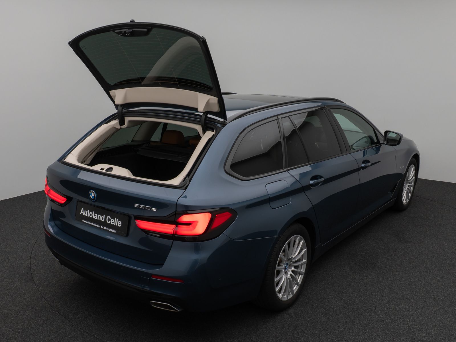 Fahrzeugabbildung BMW 530e Panorama Kamera HUD DAB HiFi Alarm Sport