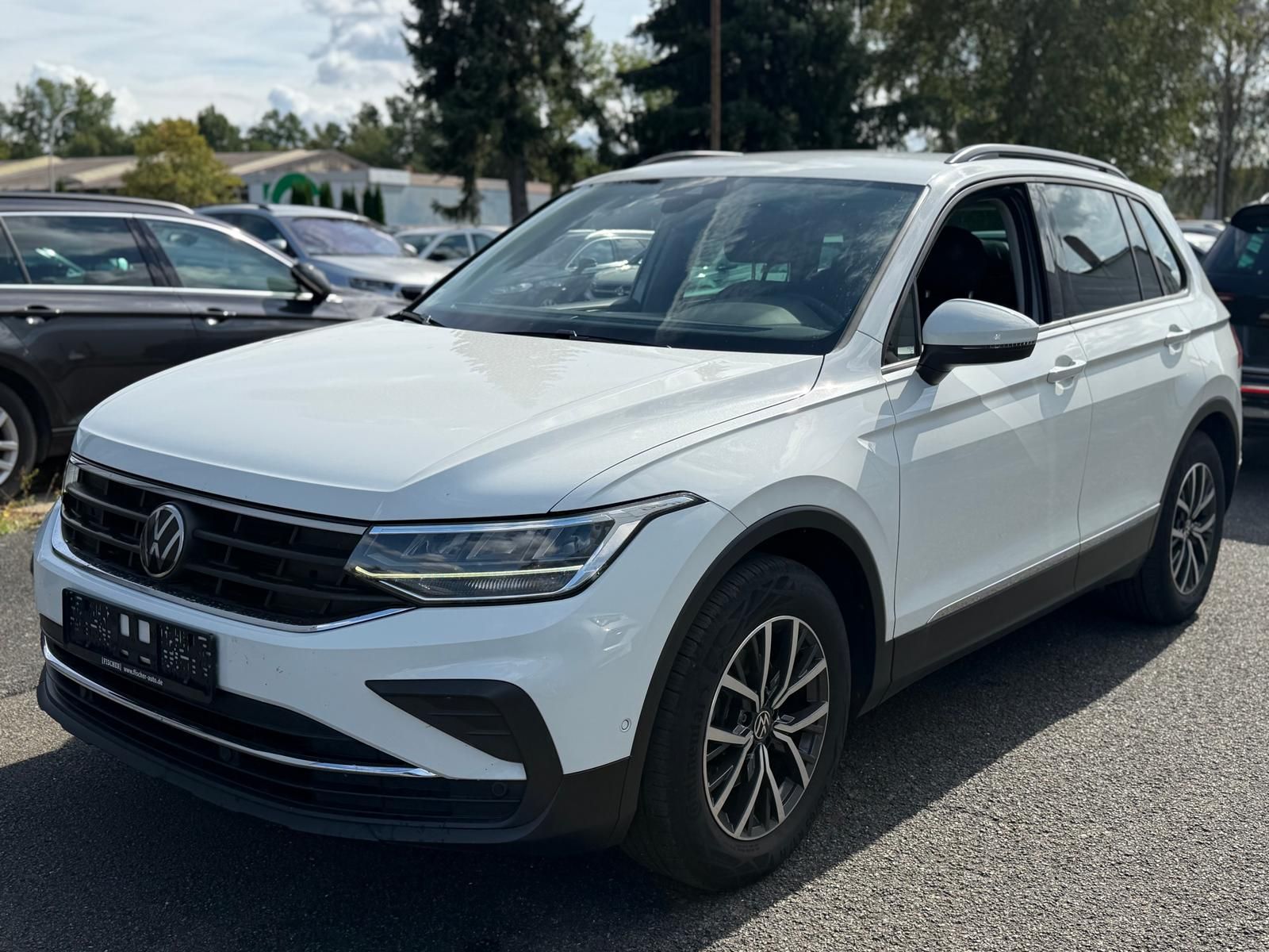 Volkswagen Tiguan - 1