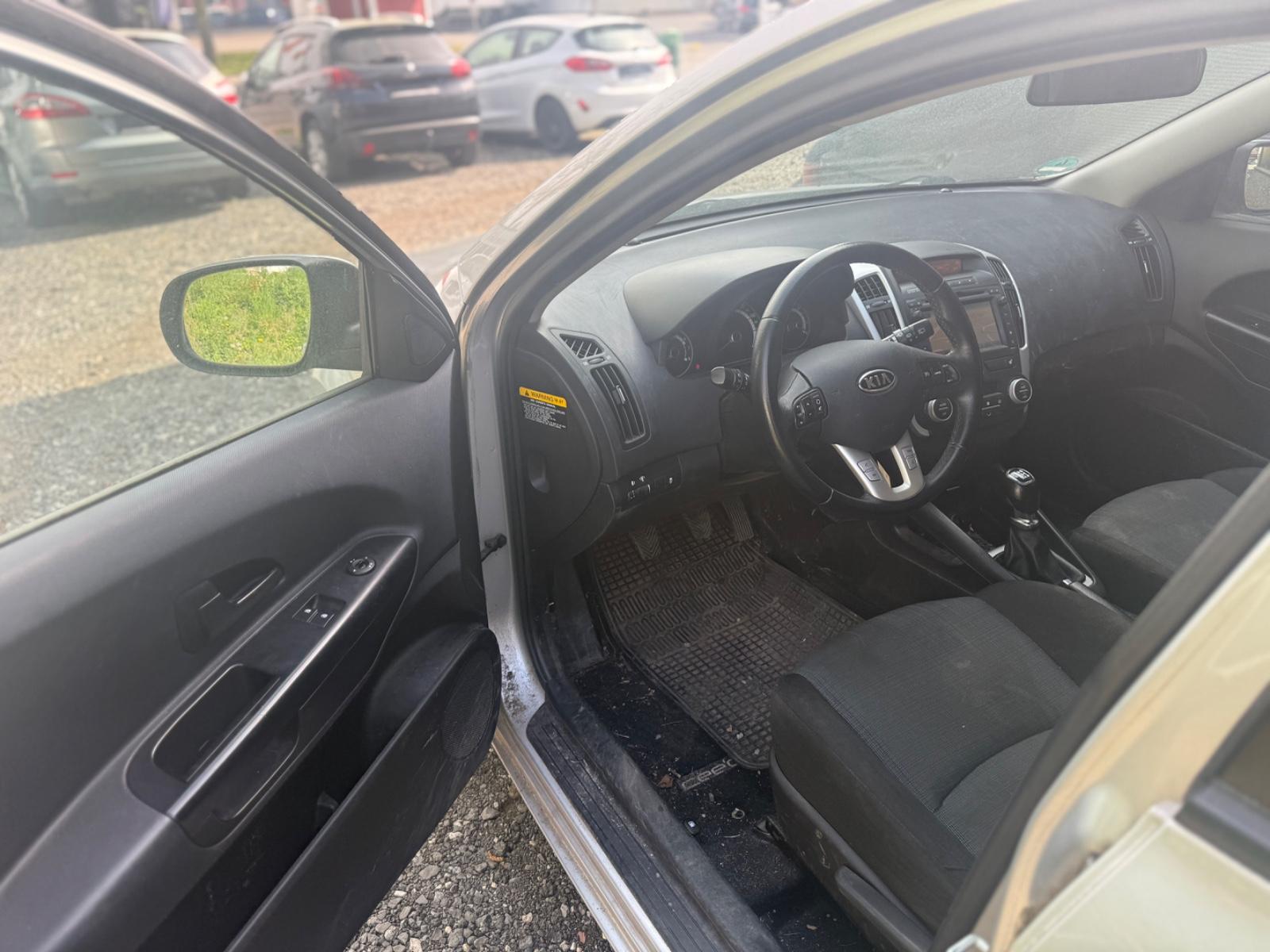 Kia cee'd 2012 — photo 17