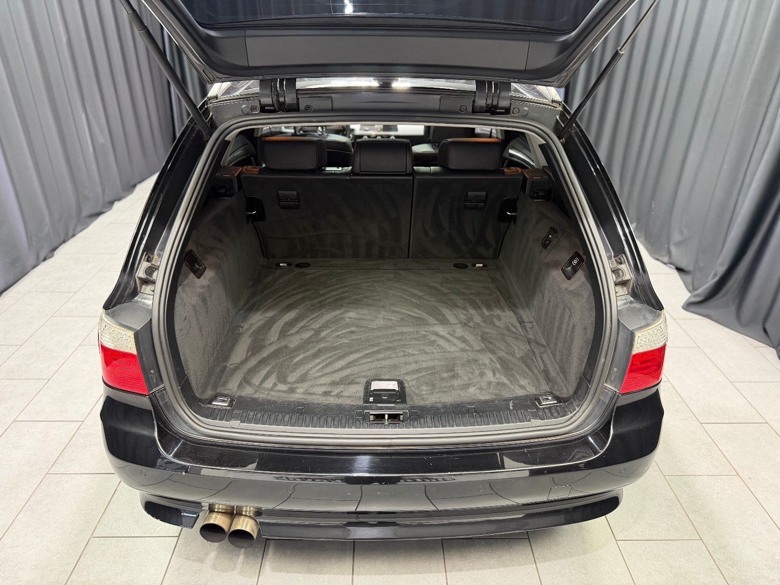 Fahrzeugabbildung BMW 523I Touring |PDC|PANO|NAVI|LEDER