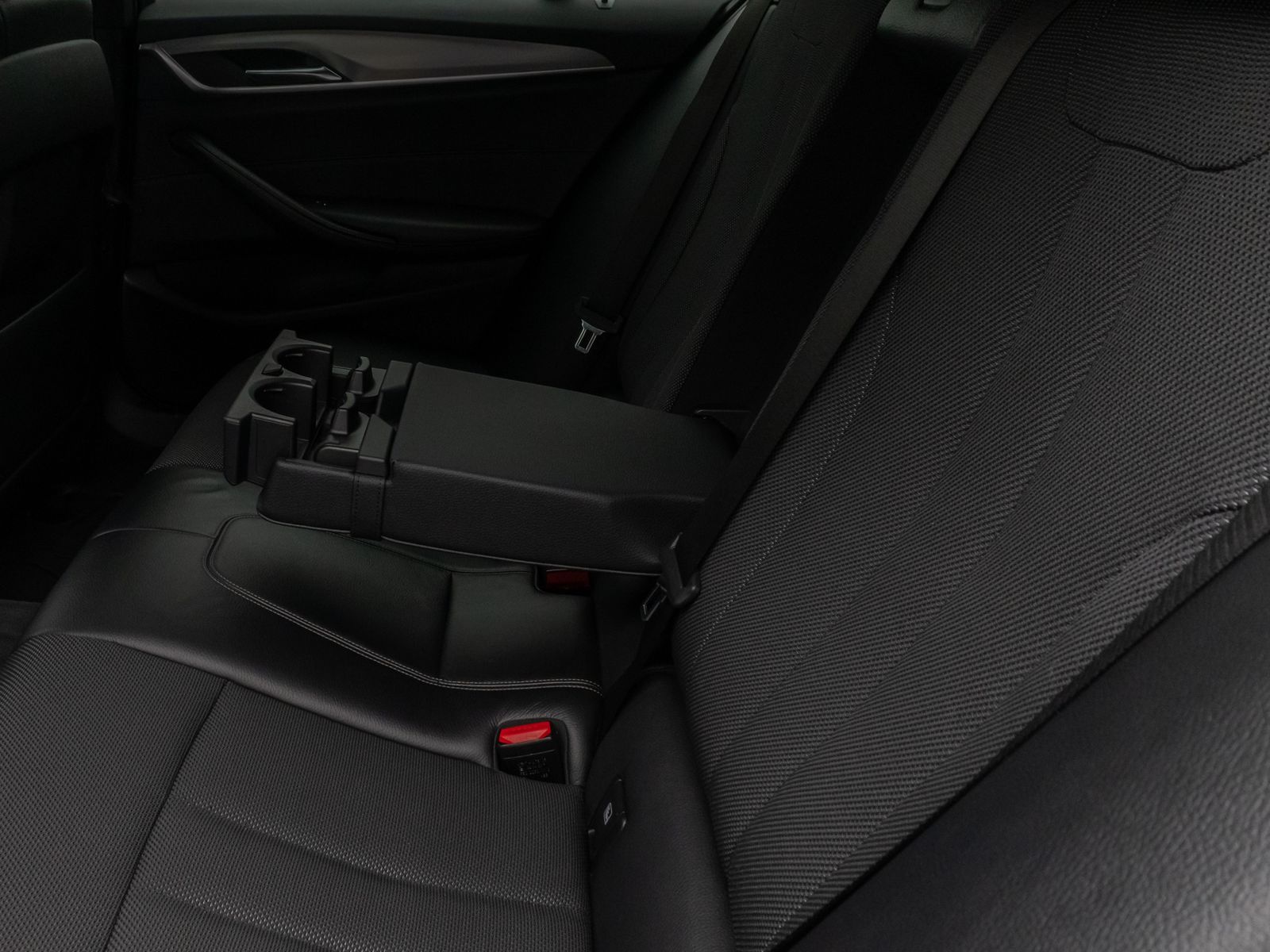 Fahrzeugabbildung BMW 520d  Sport Line HUD HiFi PDC Alarm DisplayKey