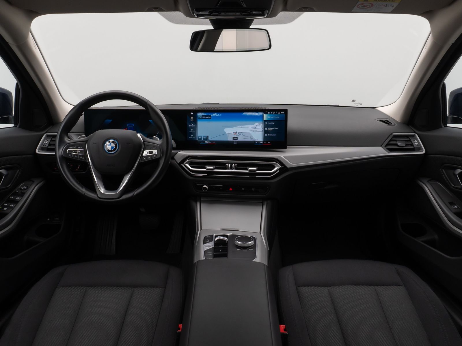 Fahrzeugabbildung BMW 330e Individual DAB HiFi Fernlichtassist PDC LED