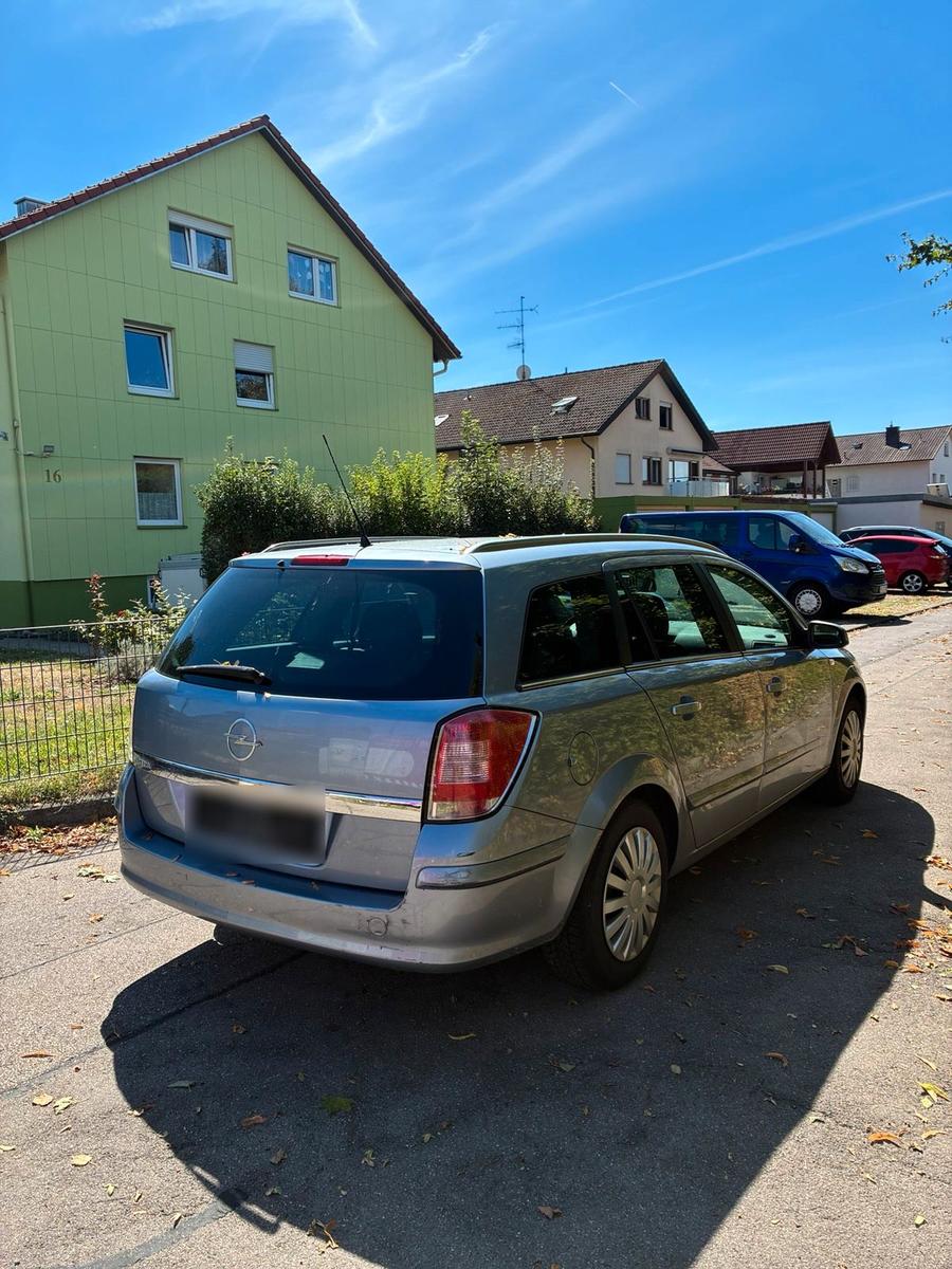 Opel Astra 2010 — rear view