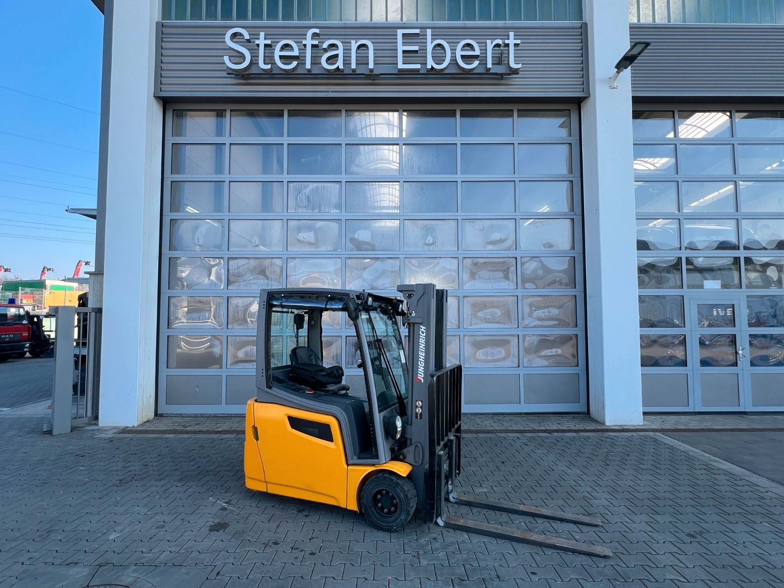 Fahrzeugabbildung Jungheinrich EFG 218 / Triplex 4.30m / SS / nur 1.738h