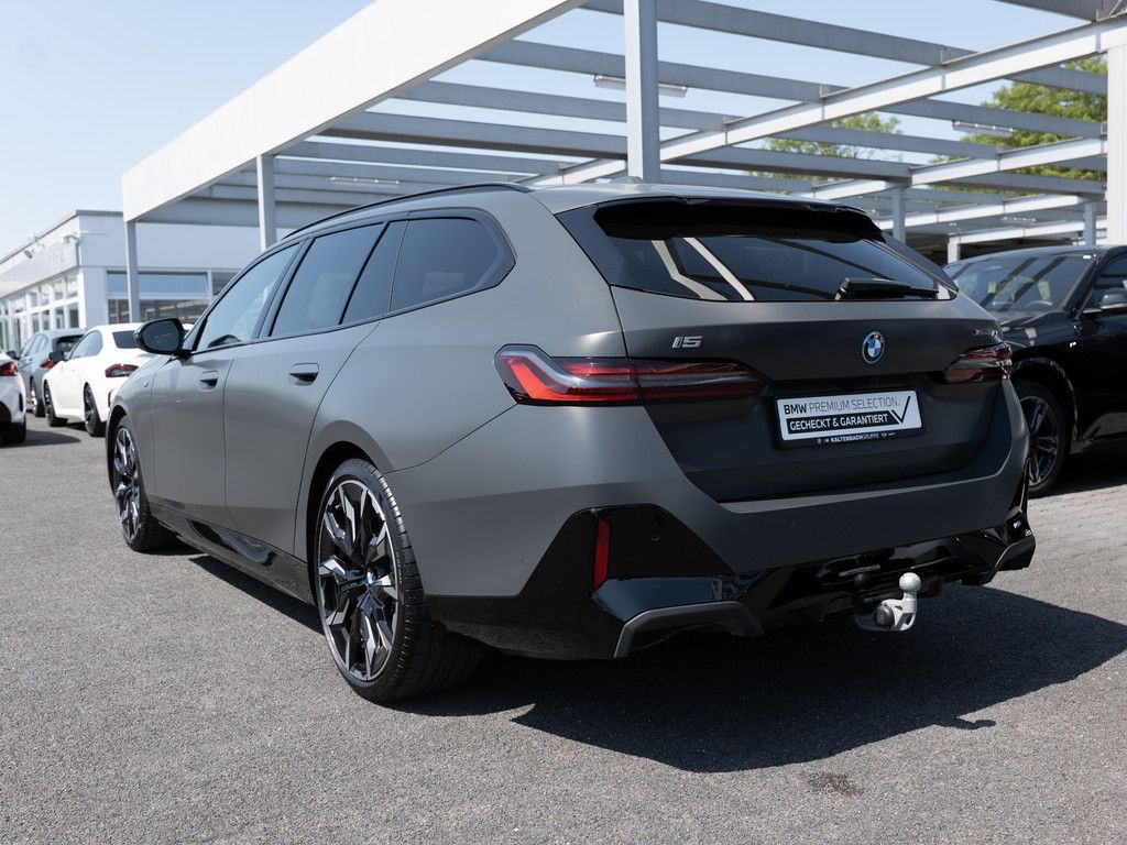 BMW i5 Touring 40 xDrive M-Sport Pro PANO AHK B&W foto 7