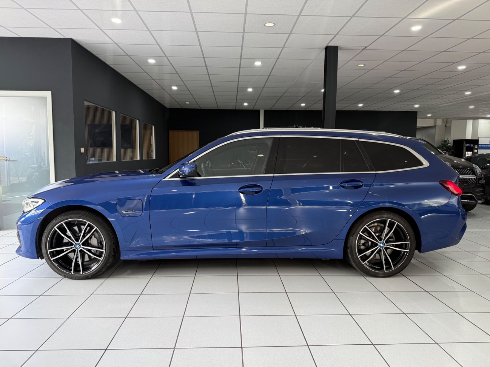 BMW 330e Touring*M-PAKET*PANO*ACC*LASER*AHK*KAMERA* imagem 2