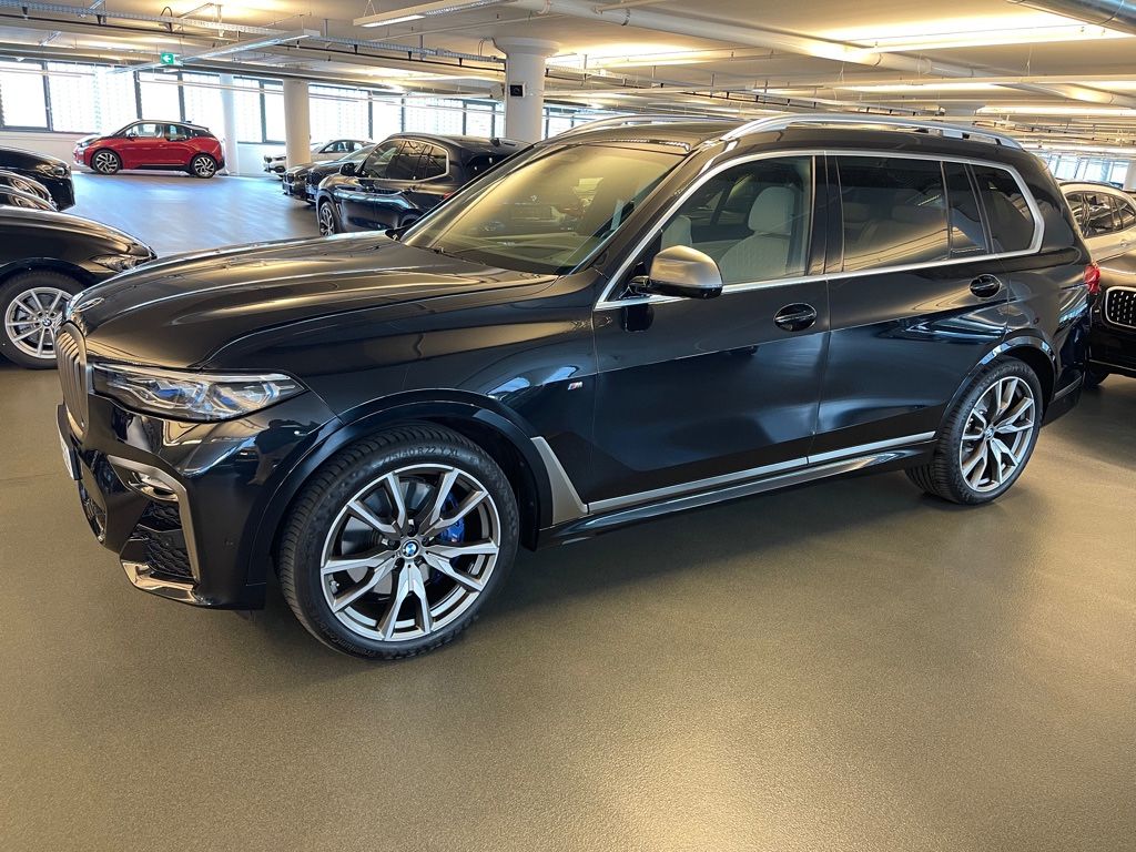 Image of BMW X7 M50