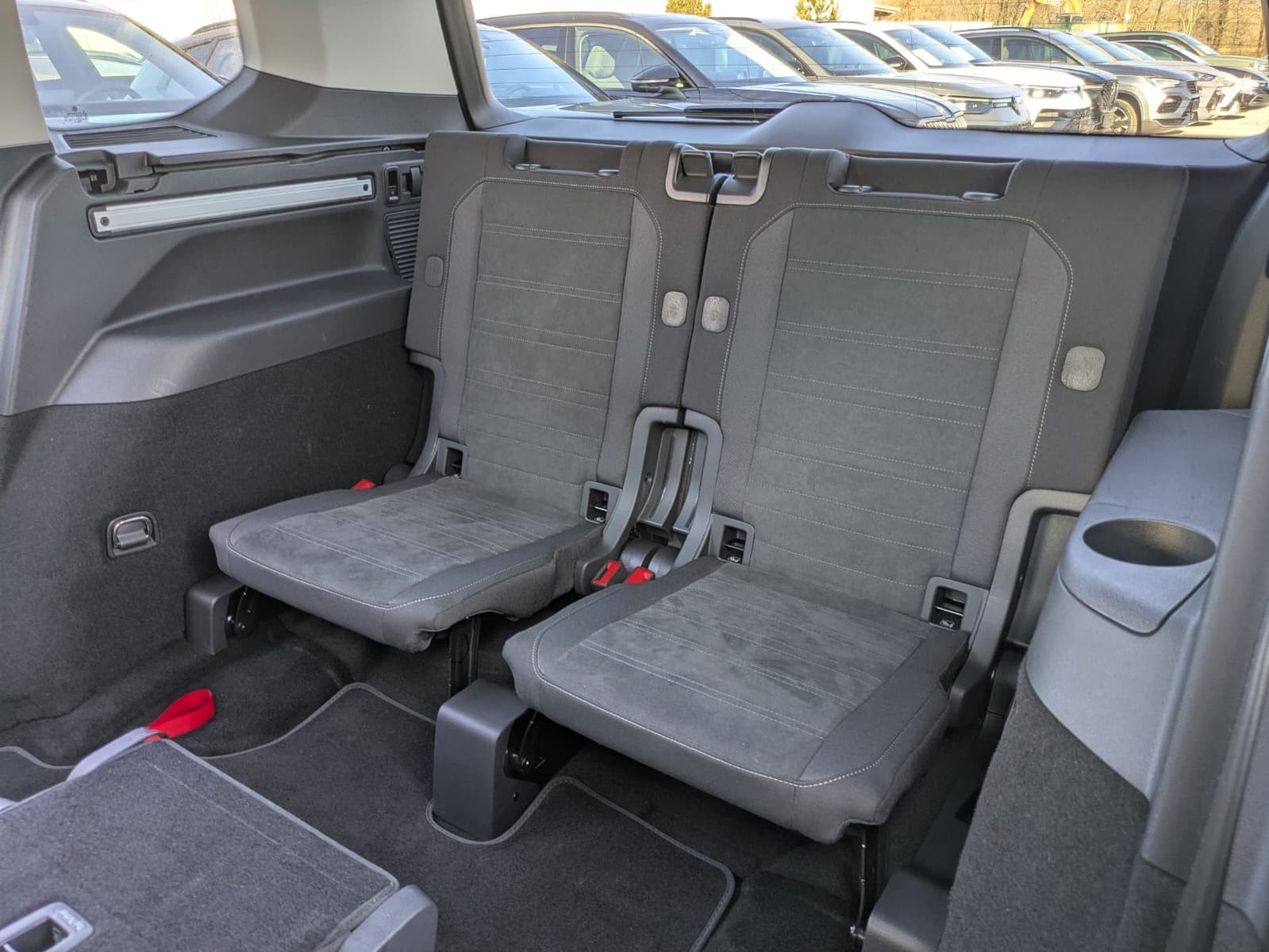 Fahrzeugabbildung Volkswagen Touran 2.0 DSG R-Line High BLACK Pano 7Si IQ AHK