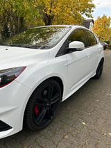 Ford Focus 2,0 EcoBoost ST Leder-Sport-Paket ST - Ford Focus Gebrauchtwagen in Düsseldorf